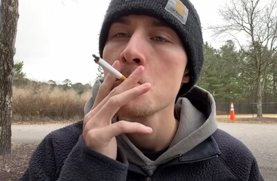 Лечение зависимости от табакокурения в Горно-Алтайске Мужчина с сигаретой делает затяжку